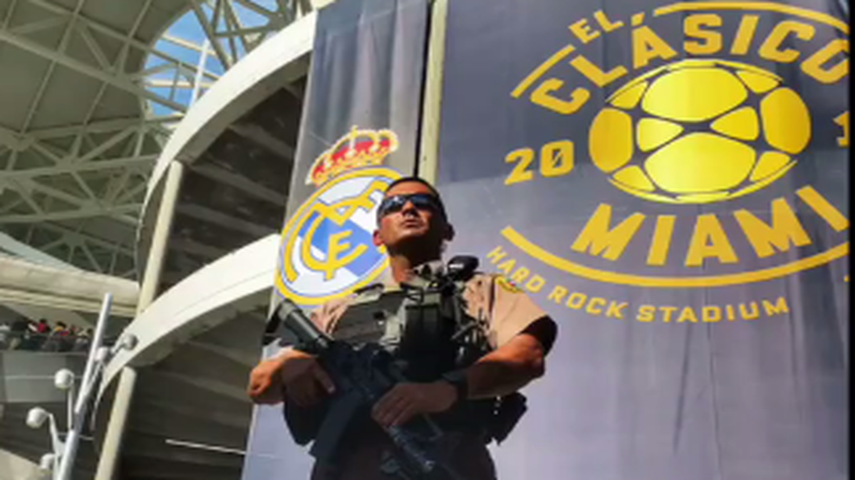 Un policía de Miami-Dade con un fusil patrulla frente al Hard Rock Stadium, durante la celebración de El Clásico, el 30 de julio.