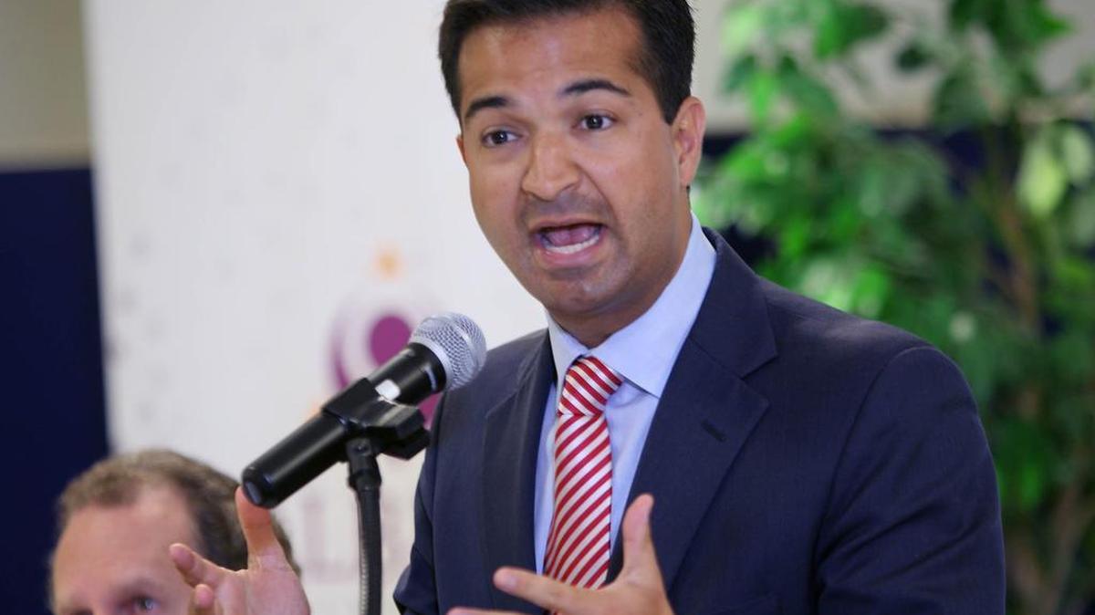 
El congresista Carlos Curbelo habla en el evento sobre temas migratorios que se celebró en la Universidad Carlos Albizu, en la ciudad del Doral, este jueves 27 de agosto.
