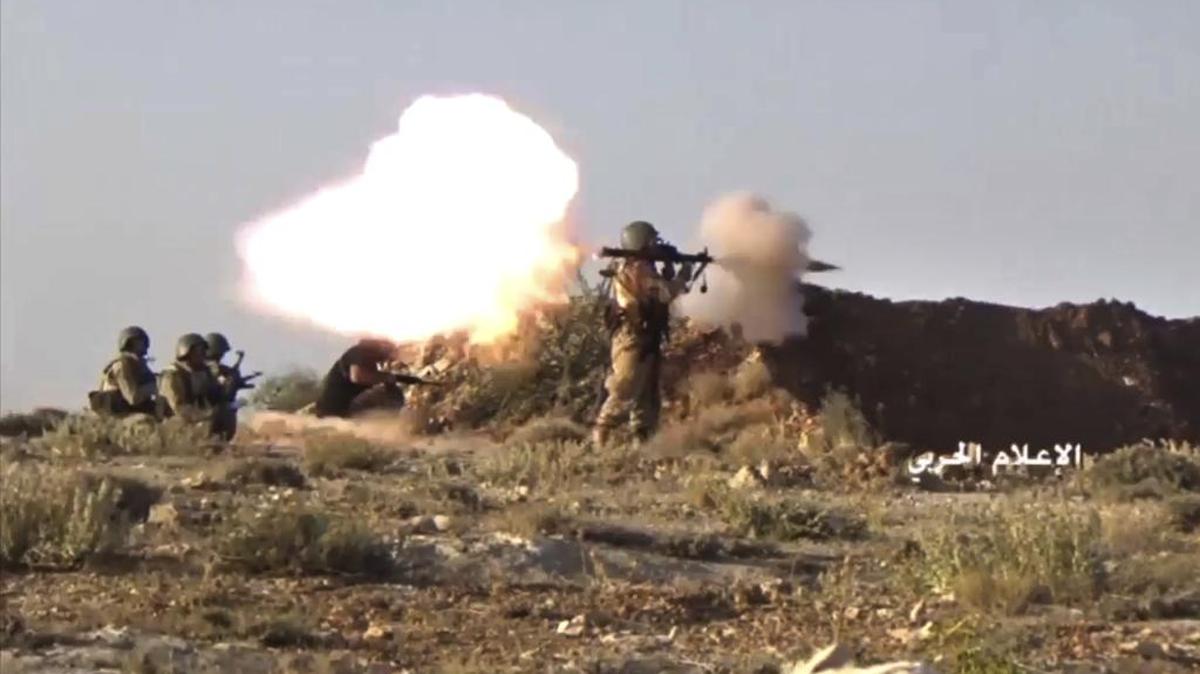 Este imagen de un video publicado el 22 de julio de 2017 y proporcionado por medios militares controlados por el gobierno de Siria, muestra a un combatiente de Hezbolá disparando una granada impulsada por un cohete (RPG) durante enfrentamientos con Al Qaeda.