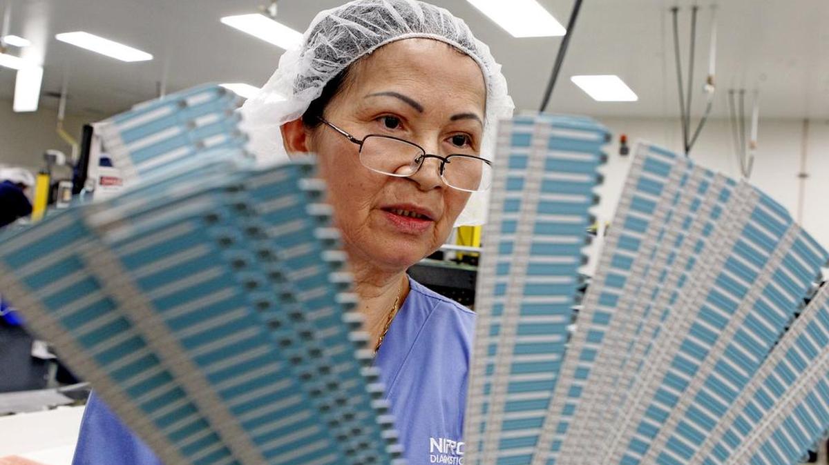 Hanh Wong inspecciona tiras médicas para diabéticos en una instalación de Nipro Diagnostics en Fort Lauderdale, en el Condado Broward.