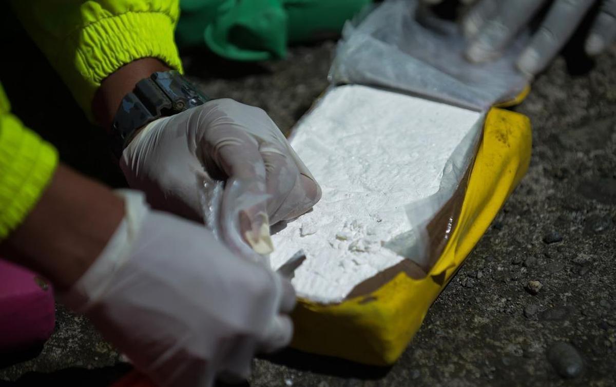 Miembros de la policía antinarcóticos colombiana prueban una muestra de cocaína, que era parte de un cargamento de una tonelada decomisada en Buenaventura, el principal puerto colombiano en el Pacífico. La cocaína estaba en un contenedor que iba rumbo a Europe. Foto de archivo.