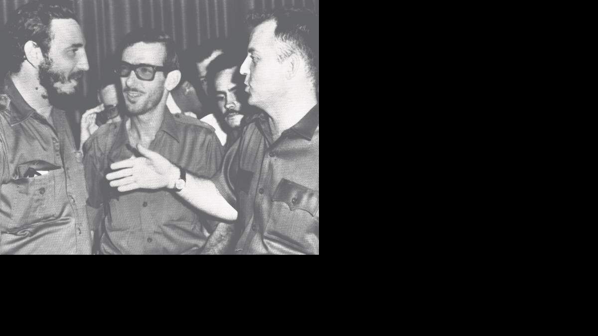 
En esta imagen de archivo, Fidel Castro escucha a William Morgan (derecha) en presencia de Eloy Gutiérrez Menoyo (centro).
