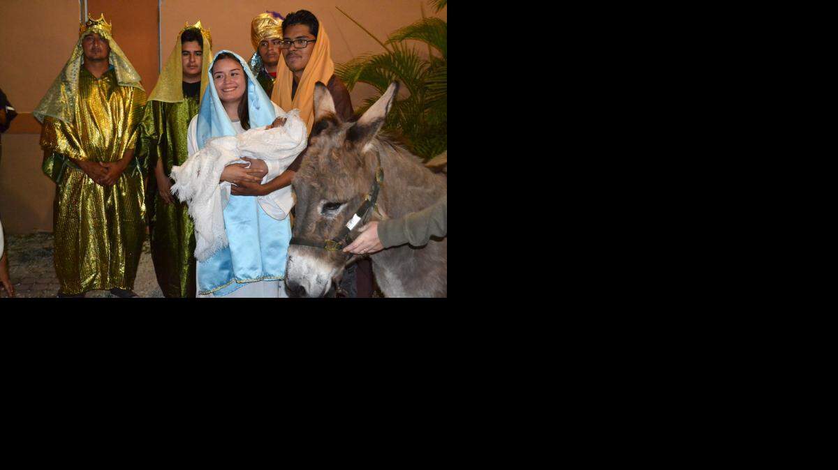 
Las posadas, una tradición mexicana, que recrea la búsqueda que hicieron José y María en Nazaret para encontrar un lugar donde ella pudiera dar a luz a Jesús.
