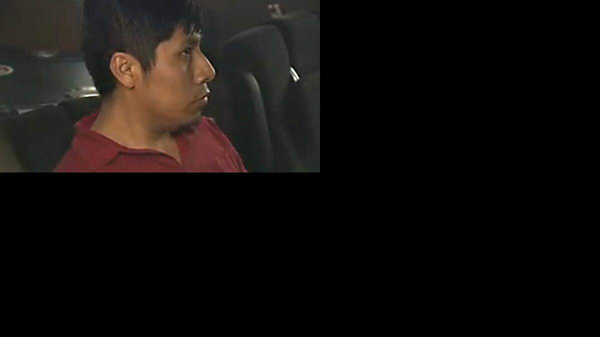 
Joel Alexander Chirinos espera en una van a su llegada a Miami donde encara cargos por abuso sexual.
 luego de sersits in a van after returning to Miami from Peru to face sexual assault charges.
