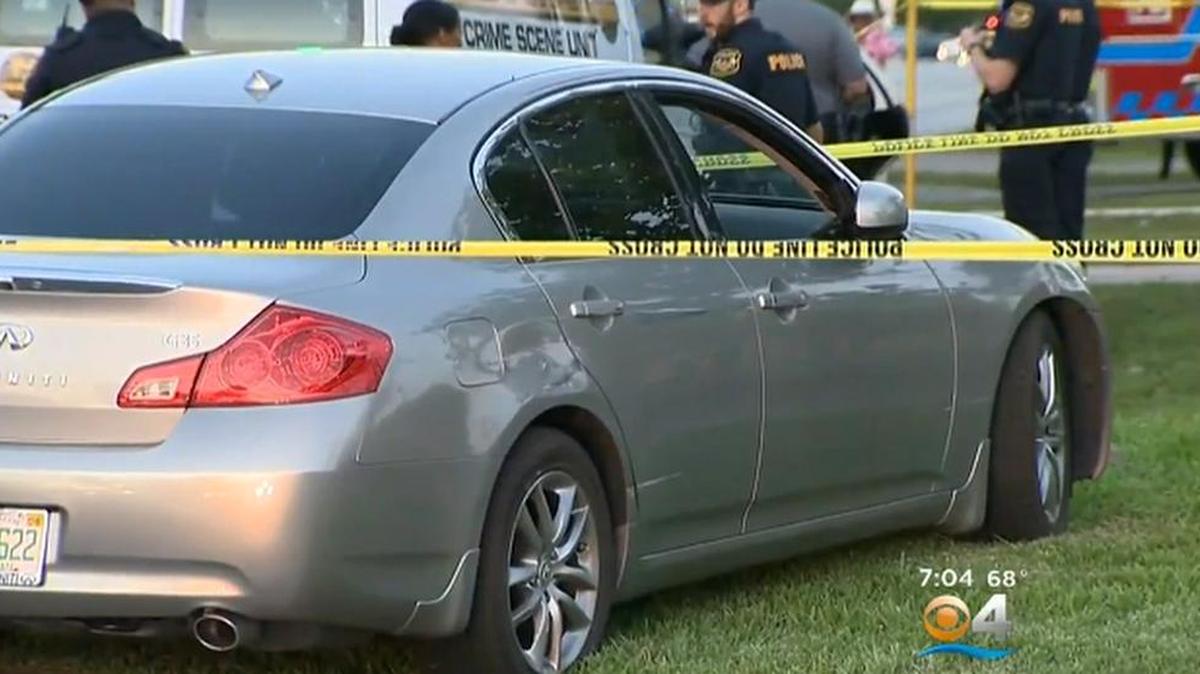 La mujer que conducía el automófil Infiniti fue arrestada luego de atropellar a tres personas.
