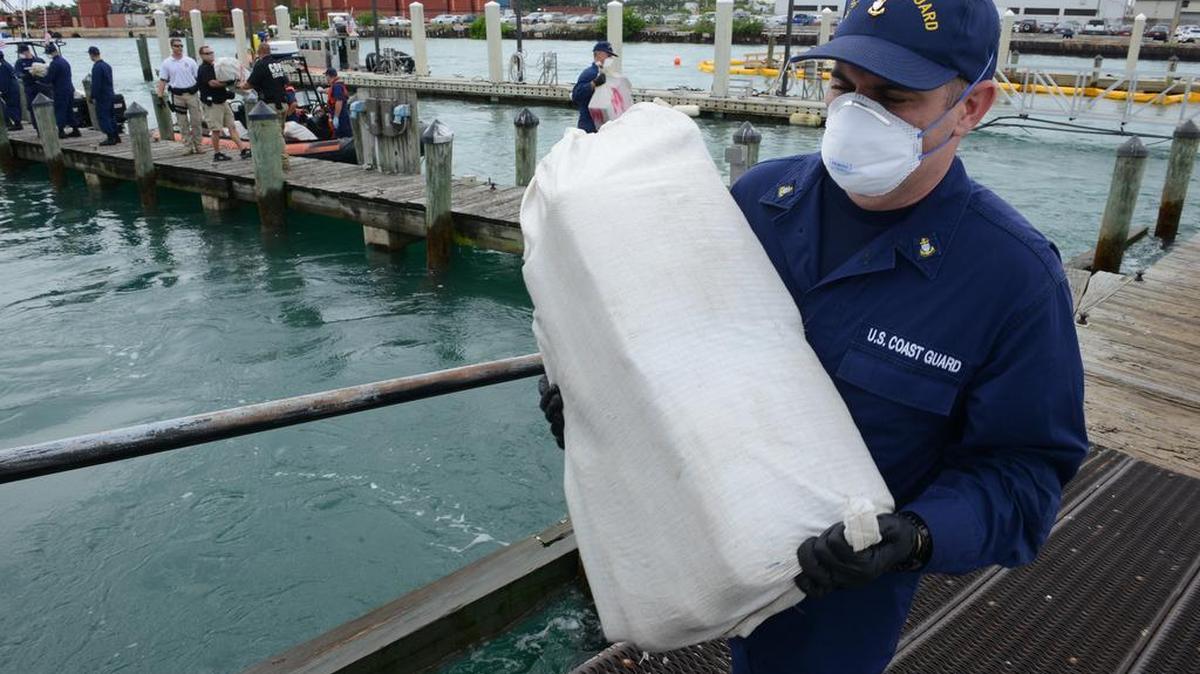 
Guardacostas descargan unos 1,100 kilos de cocaína y 4,420 libras de marihuana en la base de la Guardia Costera en Miami Beach, el martes 29 de septiembre. La droga incautada en el Caribe tiene un valor estimado de $41 millones.
