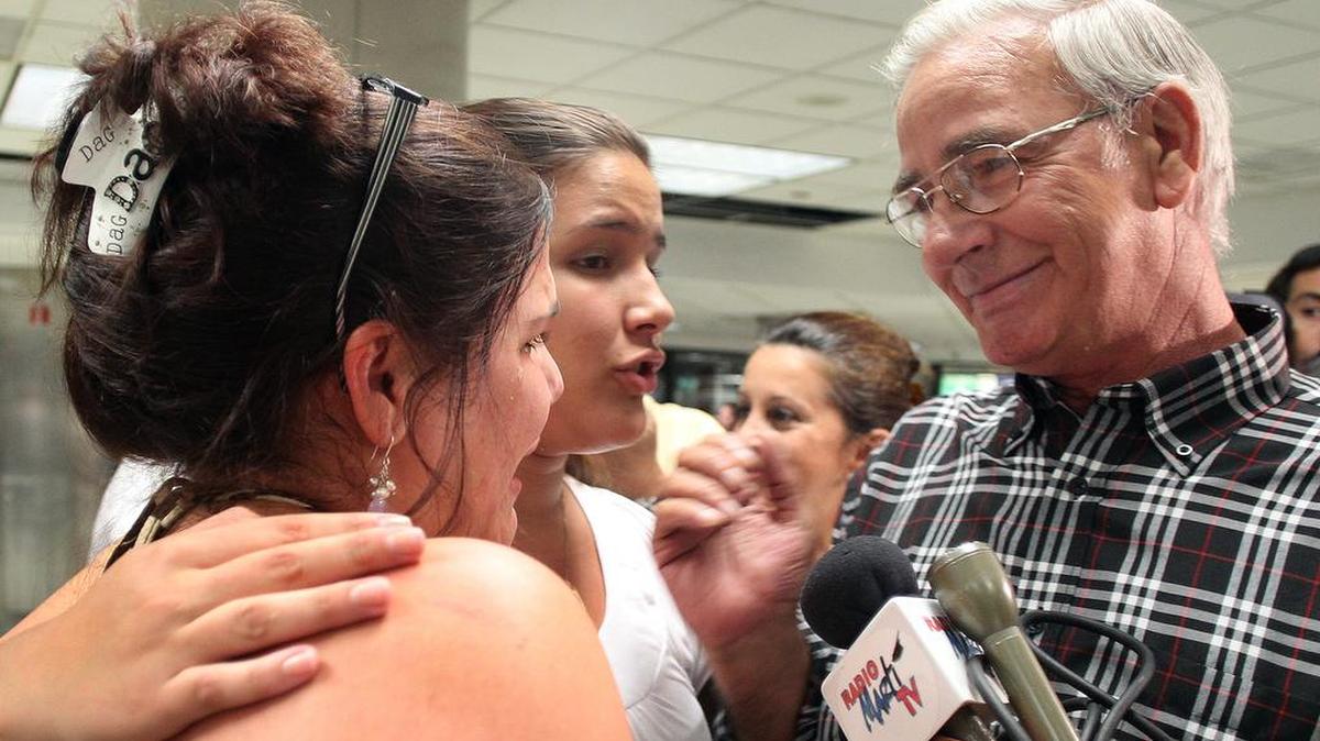 El ex prisionero político Arturo Perez de Alejo junto a sus hijas en el aeropuerto de Miami, el 27 de septiembre del 2010.