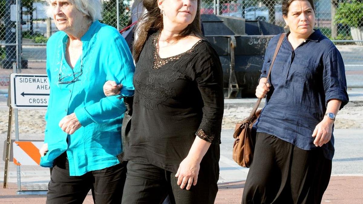 Joan Jara (izq.), viuda del fallecido cantante chileno Víctor Jara, llega el lunes a la corte de orlando acompañada de sus hijas Manuela Bunster (cen.) y Amanda Jara (der.).