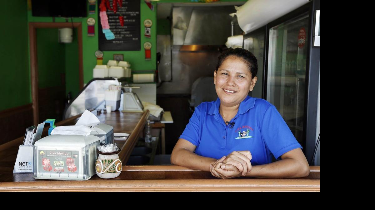 
Brenda Castellón,  detrás del mostrador de Viva México, es una de las chefs de taquerías más respetada de Miami, quien a través de los años ha desarrollado un romance con la gastronomía mexicana a pesar de haber nacido en Nicaragua. 


