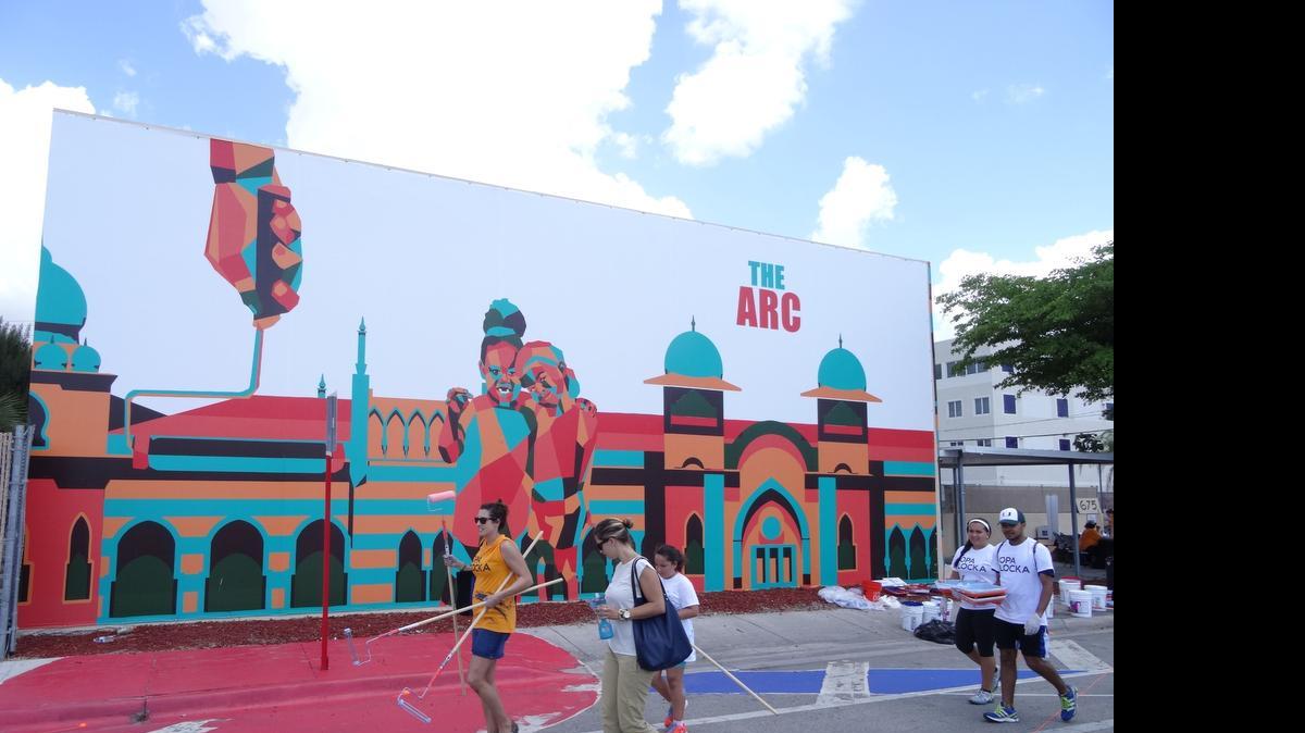 
Ideada hace 90 años como una estampa del libro “Las mil y una noches” o el set de la película “El Ladrón de Bagdad”, Opa-locka es hoy una empobrecida localidad de Florida que lucha por renovarse a través del arte.
