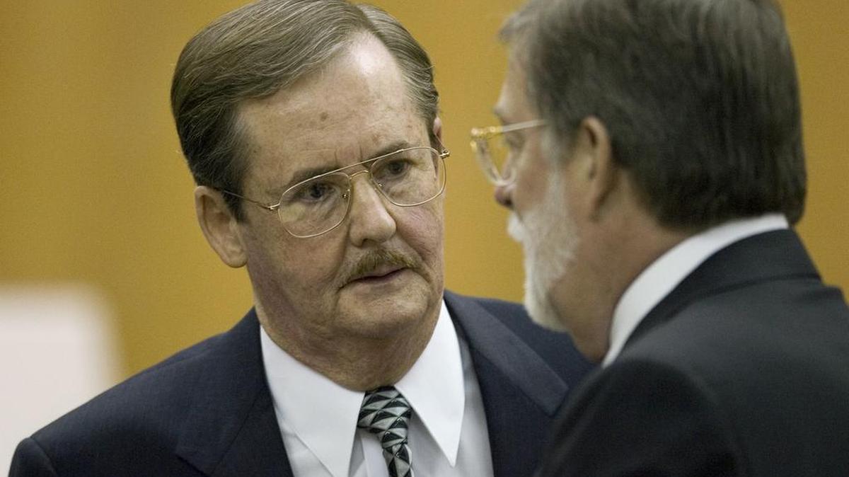 Nelson Serrano (izq.) durante su juicio en Bartow, Florida, el 5 de septiembre de 2006.