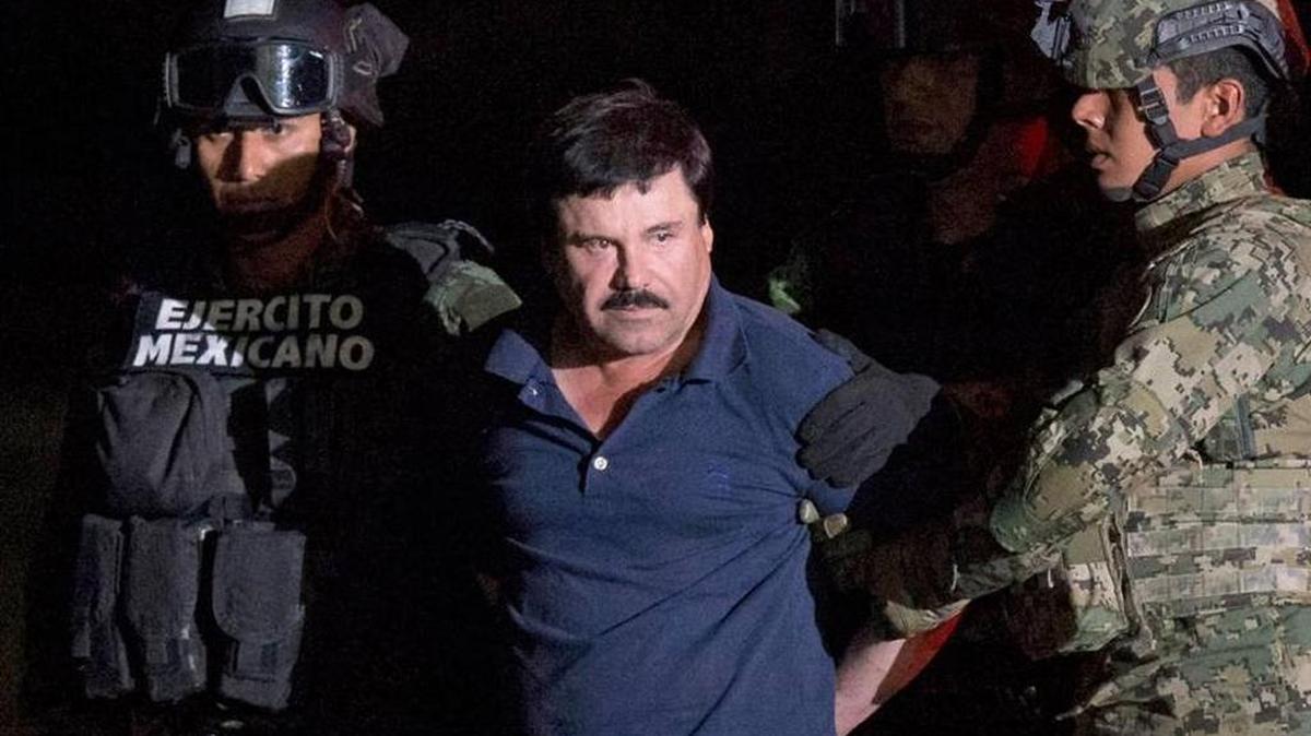 En esta imagen de archivo, los federales mexicanos se llevan preso al narco mexicano “El Chapo” Guzmán .