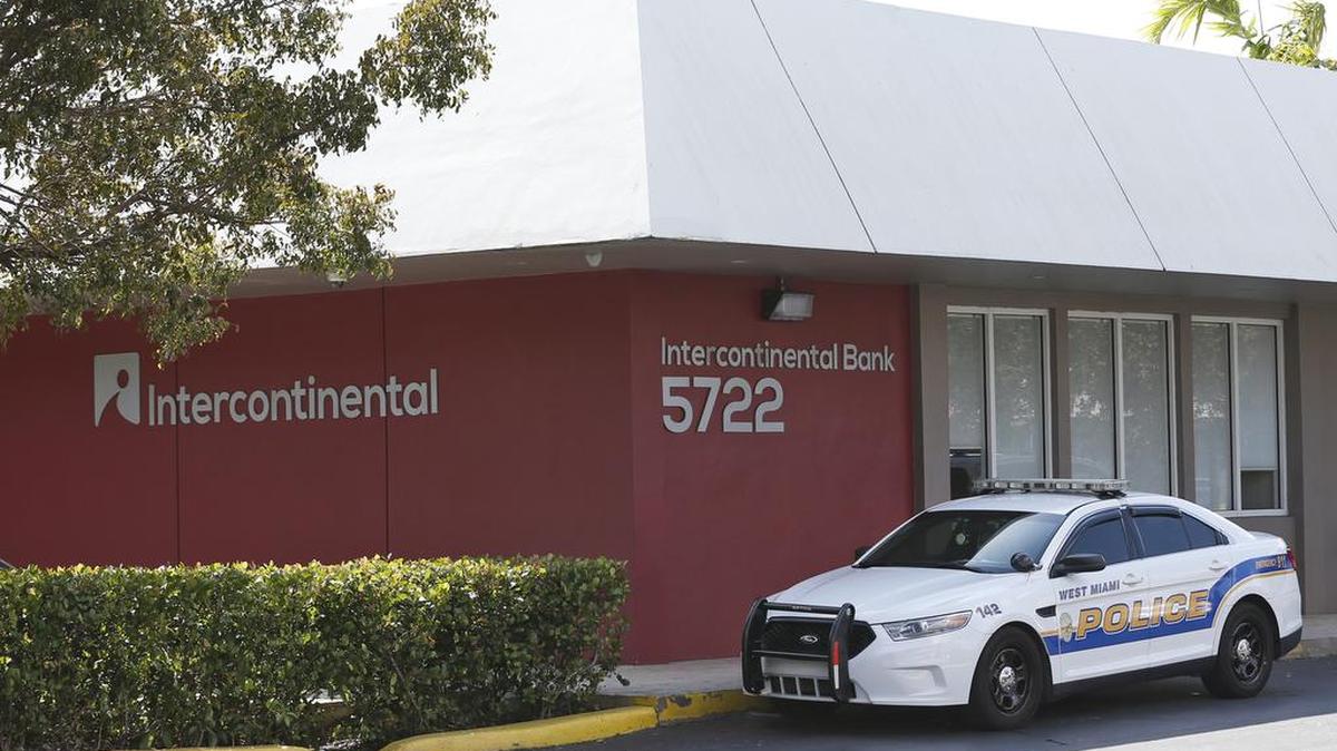 El empresario venezolano Samark López aparece listado como uno de los accionistas principales del Intercontinental Bank en West Miami. López está acusado de ser el “testaferro” de Tareck El Aissami, el vicepresidente de Venezuela acusado de narcotrafico por EEUU. En imagen, una patrulla está estacionada frente a la sede de Intercontinental Bank.