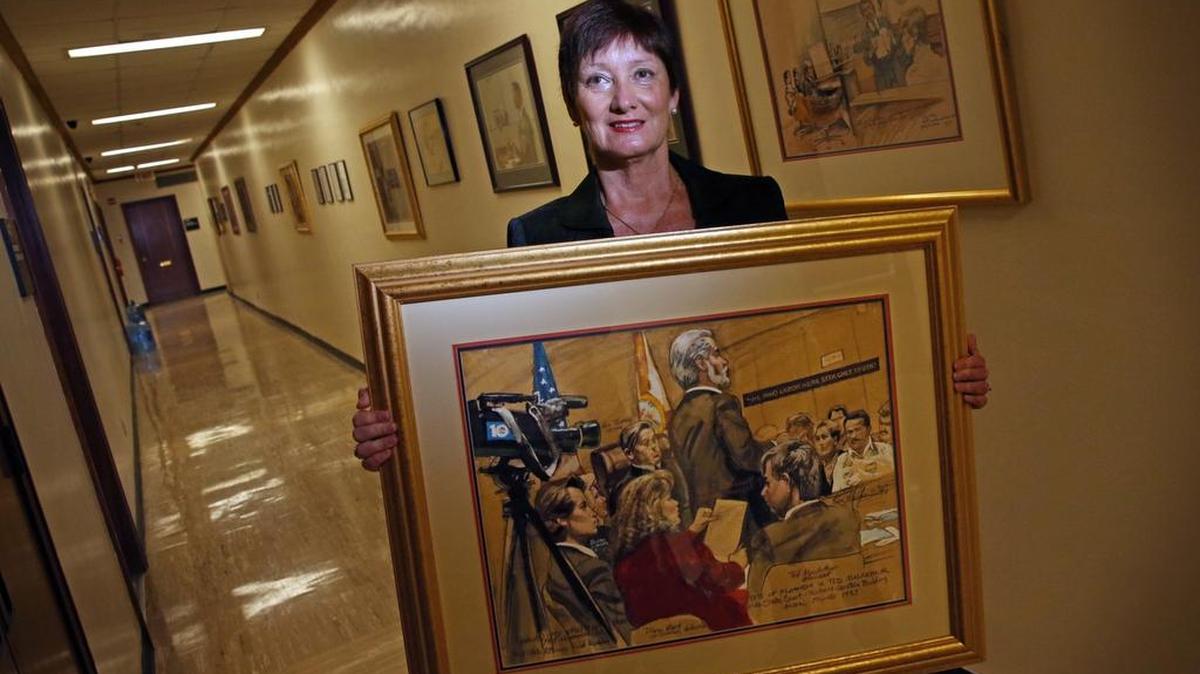 
La jueza de Miami, Diane Ward, sostiene un dibujo del artista Ken Hughs donde está ella y su esposo el abogado defensor Ed O’Donnell. 

