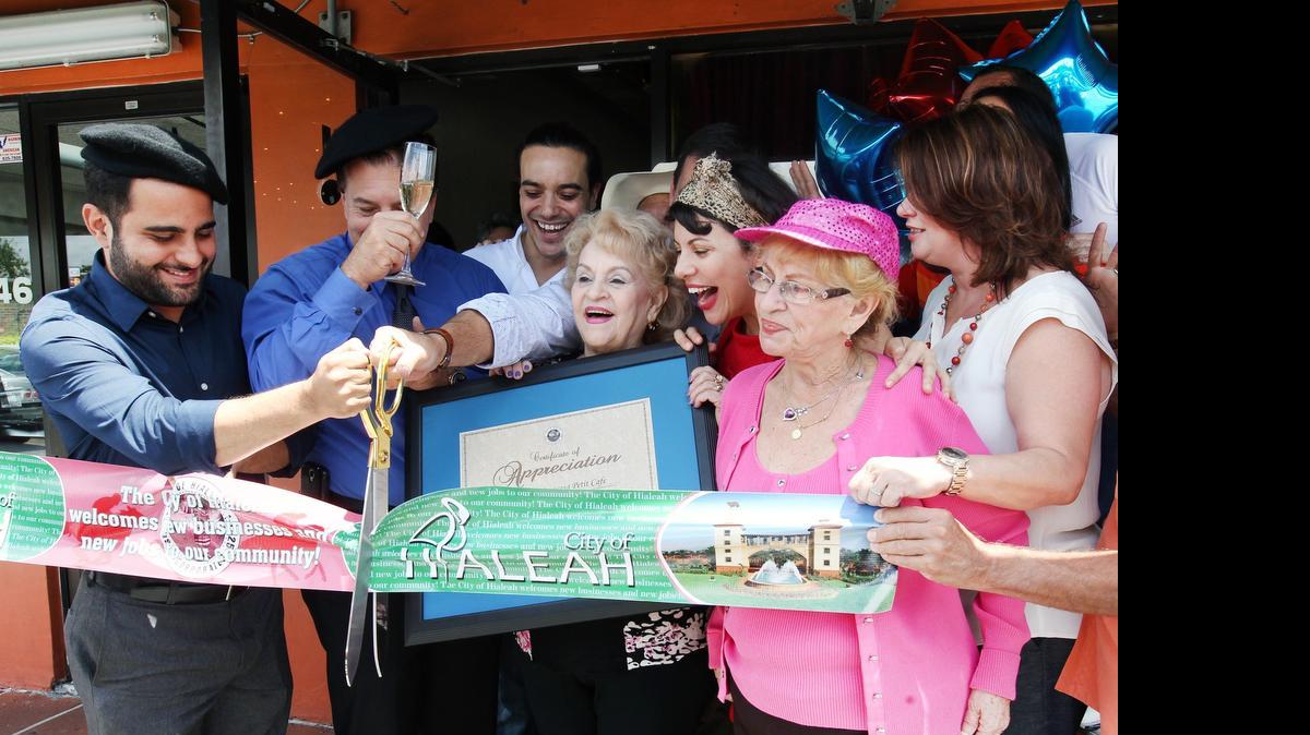 
El concejal Pablito Hernández, el alcalde Carlos Hernández, Benoit Rablat, Norma Sánchez, Sandy Sánchez, Maribella Sánchez y la concejal Vivian Casal-Muñoz durante el corte de cinta que marcó la inauguración del primer restaurante francés en la ciudad de Hialeah.


