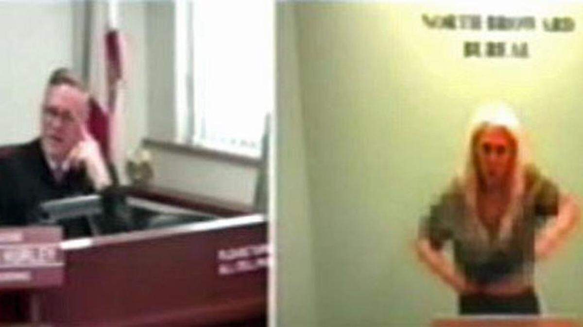 Mientras el juez John Hurley le leía a Susan Surrette, de 54 años, sus cargos, ella se levantó la blusa y le mostró los senos.