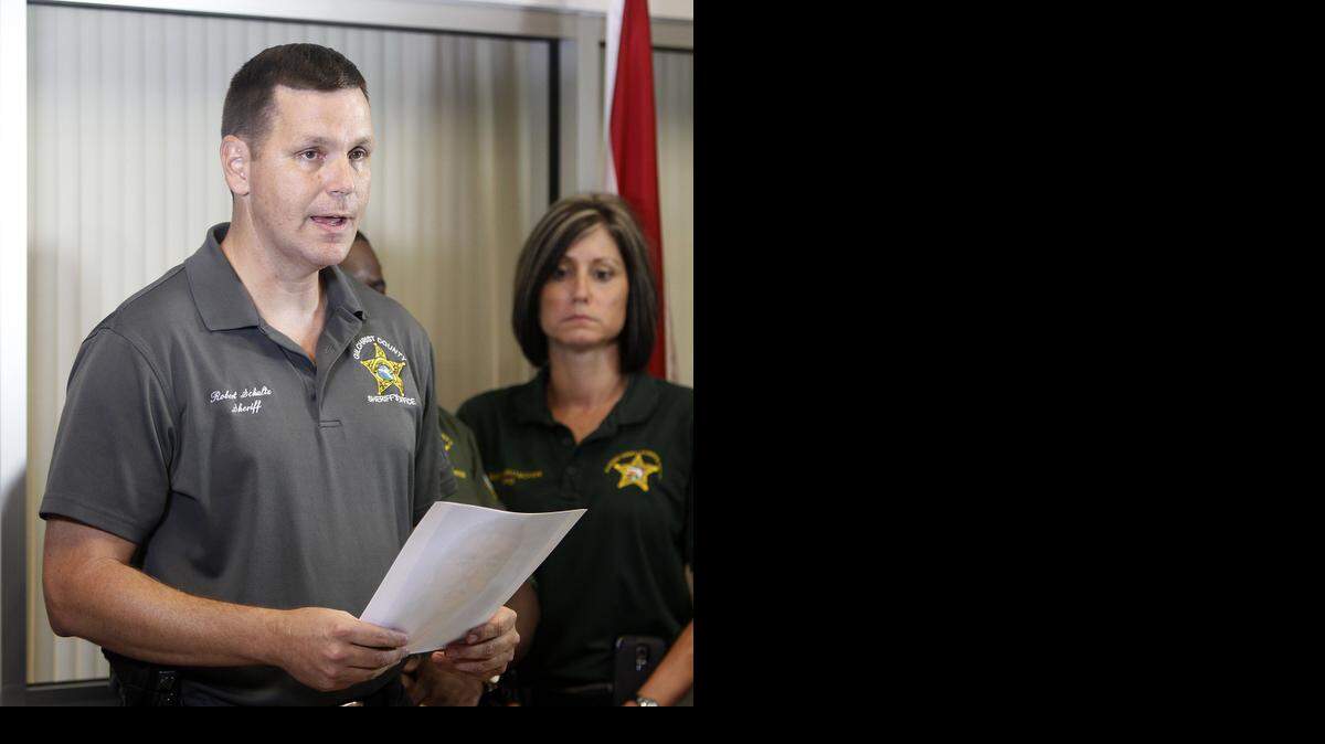 
El jefe de policía del condado Gilchrist, Robert Schultz, dijo en conferencia de prensa que los niños fallecidos tenían edades de entre 3 meses y 10 años. No precisó si la mujer asesinada era la madre de alguno de los niños, algunos de los cuales vivían en la casa.


