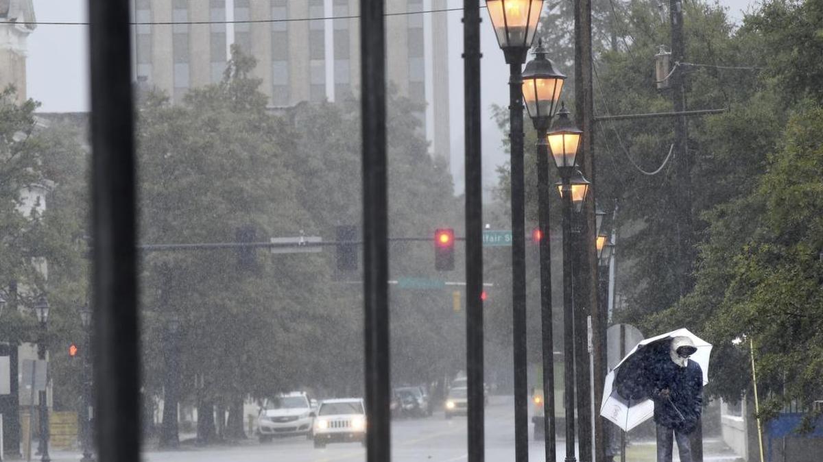 Un hombre se abre camino a través de la lluvia torrencial de la tormenta tropical Irma en Augusta, Georgia, el lunes 11 de septiembre de 2017.