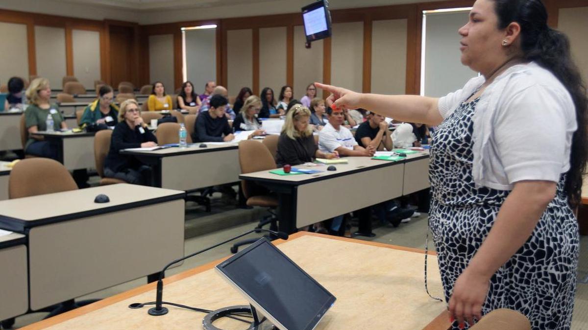 
Gabriela Pacheco, activista de los derechos de los inmigrantes y directora del programa de becas TheDream.US., habla durante la conferencia ‘FL Dream’, que se realizó en FIU.
