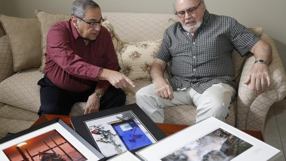 Manuel C. Díaz (izq.) y José Andújar conversan sobre las fotografías que exponen en Studio 18, en Pembroke Pines, en la exhibición ‘The Magic of Light’.