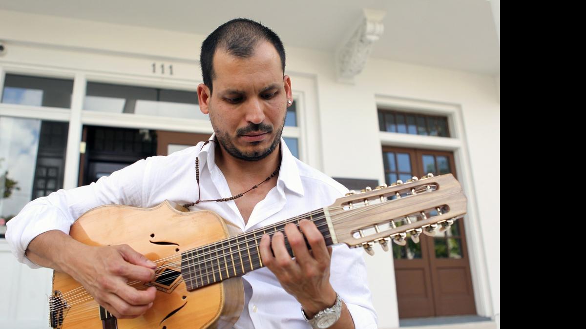 
Manuel Paneque es compositor y rescata la música escrita para laúd por compositores menos conocidos.
