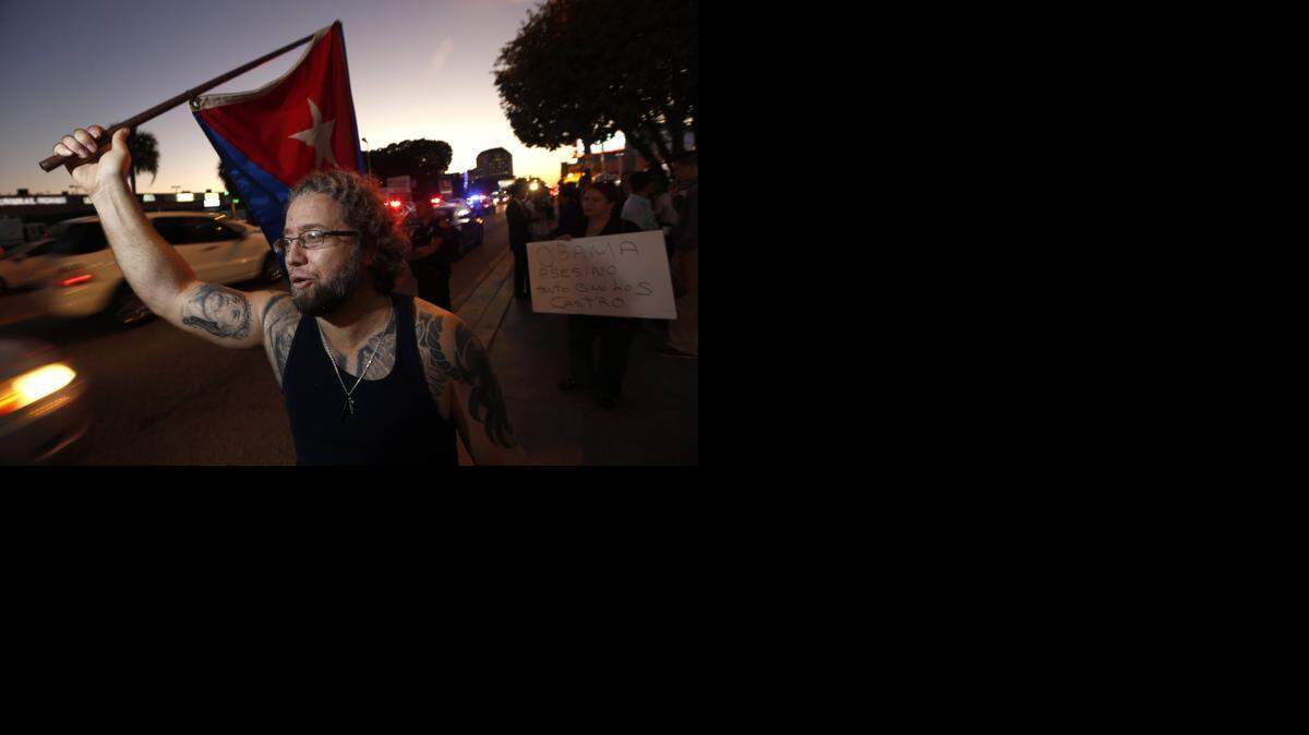 
Abdel Rodríguez protesta frente al restaurant Versaille’s en Miami, el miércoles.
 
