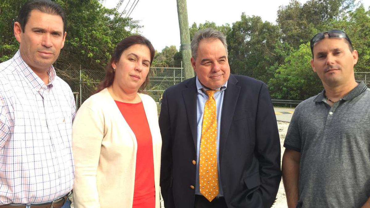 Geidy Caraballo, segunda de la izquierda, junto al abogado Wilfredo Allen, al centro. En los extremos, el esposo de Geidy y su hermano Jorge Caraballo.