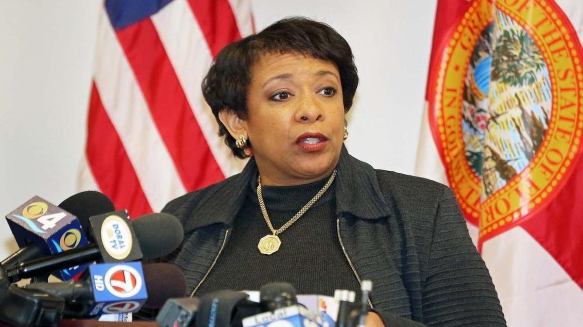 La secretaria de Justicia de EEUU, Loretta Lynch, durante su visita el jueves al Departamento de Policía de la ciudad de Doral.