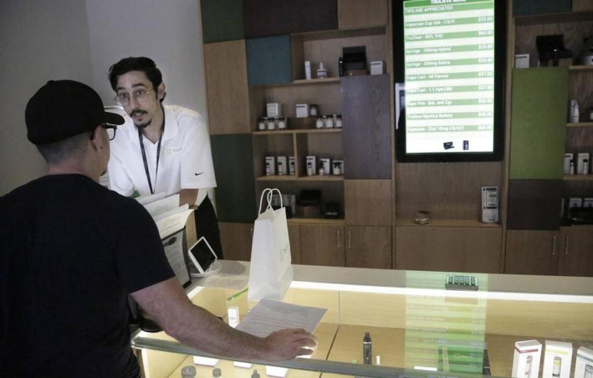 Andy Luis muestra la marihuana medicinal a un paciente en Trulieve, ubicado en 4020 NW 26 St., en Miami.