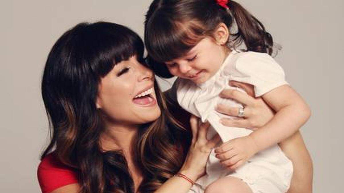 
La actriz y locutora venezolana Ana María Simón, con su hija Micaela, comparte sus experiencias como madre en un libro que ya va por su segunda edición y que presenta el miércoles 25 en Miami.
