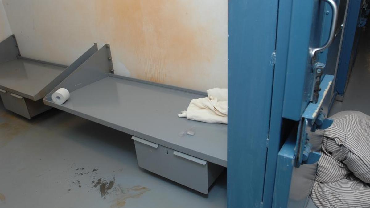 Los restos de la sustancia química mancharon de anaranjado las paredes de la celda de aislamiento donde los agentes correccionales pusieron a Jordan-Aparo.