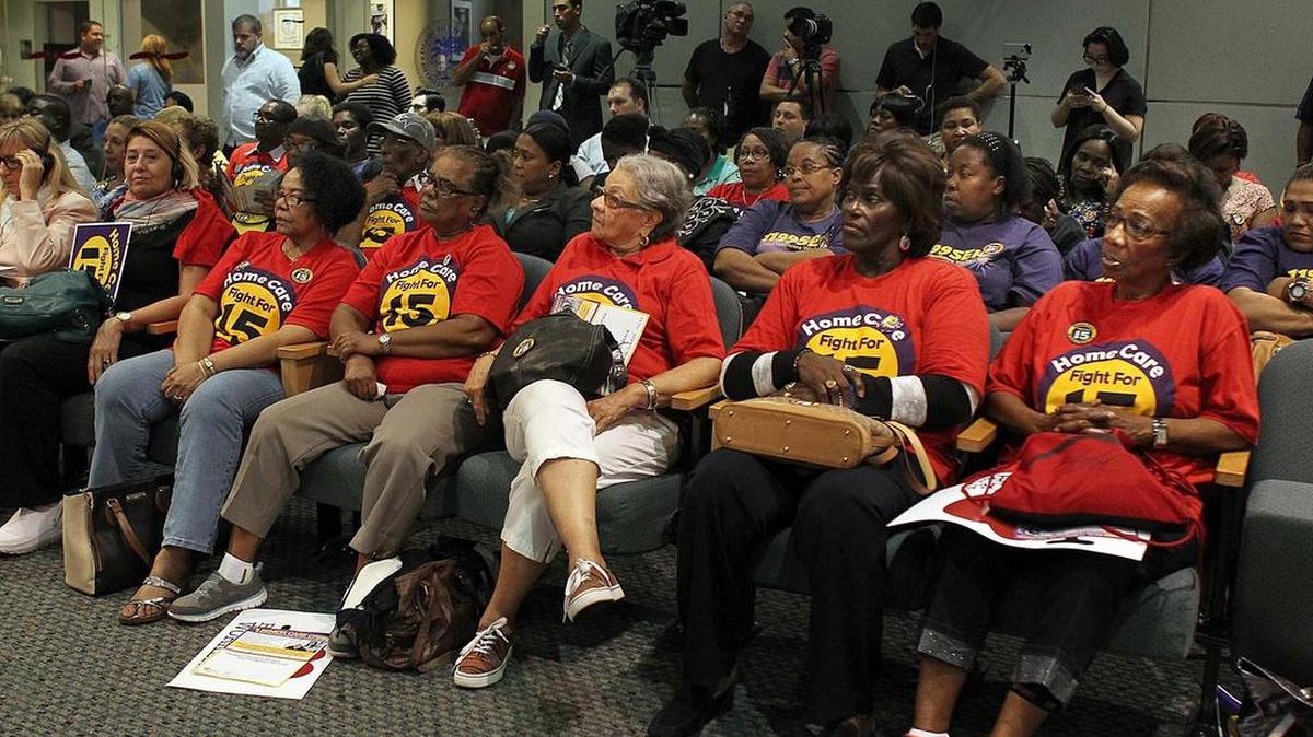 Un grupo de trabajadores de ancianatos participaron en el foro “Facing Miami’s Senior Care Crisis” el miércoles pasado en el ayuntamiento de Miami.