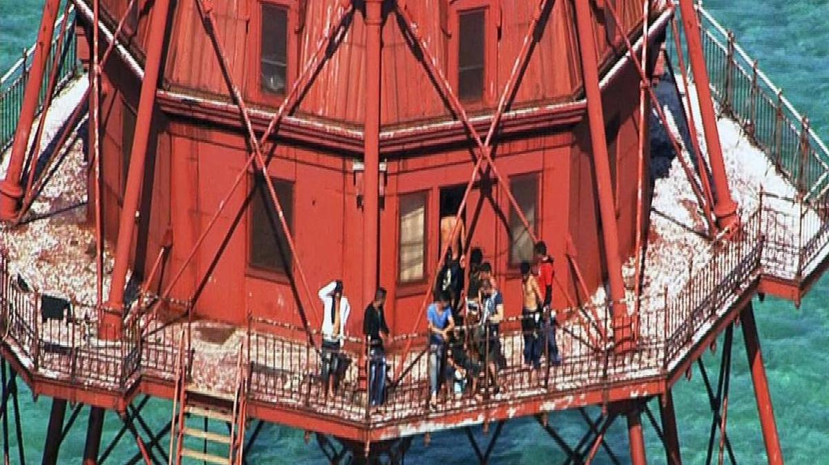 Un grupo de balseros cubanos en el faro American Shoal, en los Cayos de Florida, el pasado viernes.