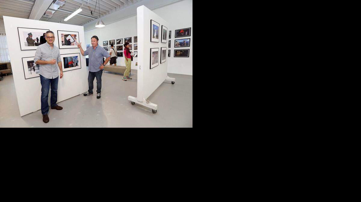 
Juan Jose Reyes y Kike San Martin, co fundadores y anfitriones del Festival de Fotografía Callejera en Wynwood, donde se exhiben trabajos de fotográfos de unos 50 países. 


