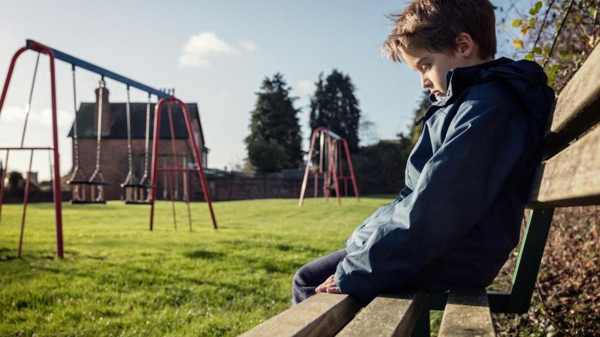 Una de las señales de que un niño es víctima de acoso es cuando este se aparta del resto de los compañeros, llega último o se va primero.