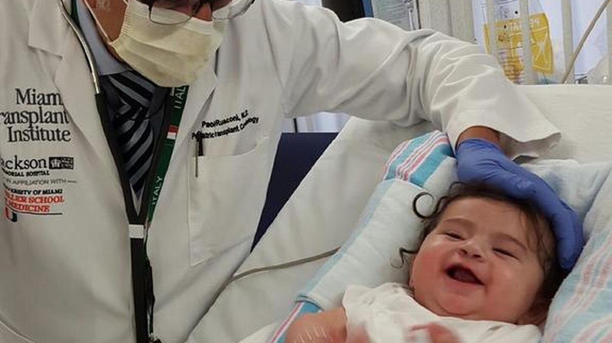 
El Doctor Paolo Rusconi, cardiólogo pediátrico de UM, junto a Eliana luego del trasplante. A la izquierda la niña con sus padres, Alejandra y Abdiel Méndez.

