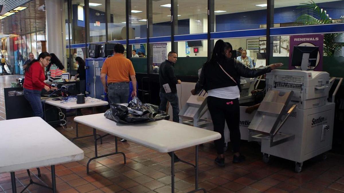 Empleados del Departamento de elecciones trabajaban el viernes instalando máquinas de votación en el Goverment Center del Downtown de Miami.