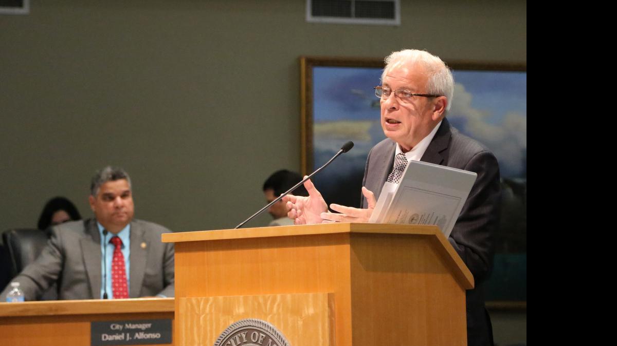 El alcalde de la Ciudad de Miami, Tomás Regalado, habla durante una sesion de la Comision. Foto de archivo.
