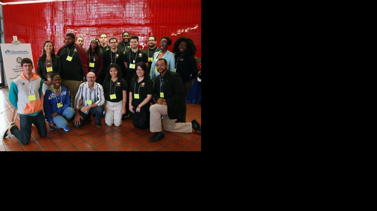 
Norby Rudel (al centro, con camisa de rayas) junto a un grupo de estudiantes voluntarios, durante la conferencia de Paz contra el acoso. 
