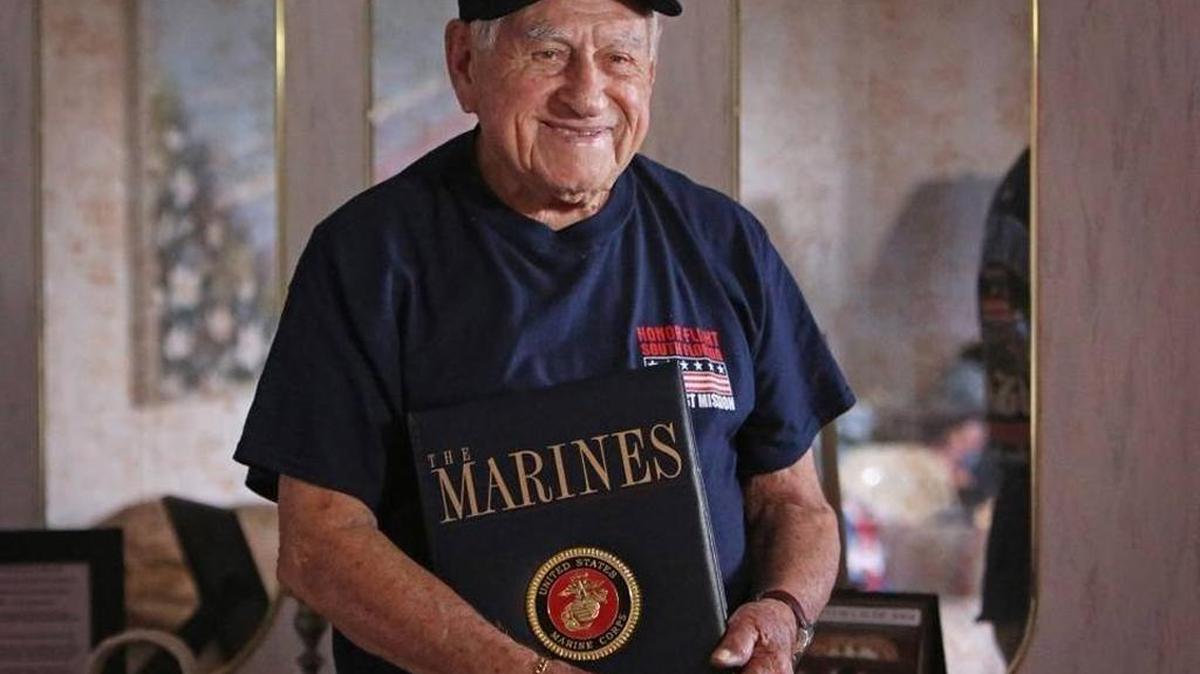 Sam Nebesky, de 98 años, estuvo en la Infantería de Marina durante la Segunda Guerra Mundial.