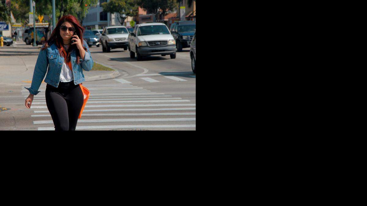 
Una mujer cruza en una intercepción cerca de la Calle Ocho en La Pequeña Habana.


