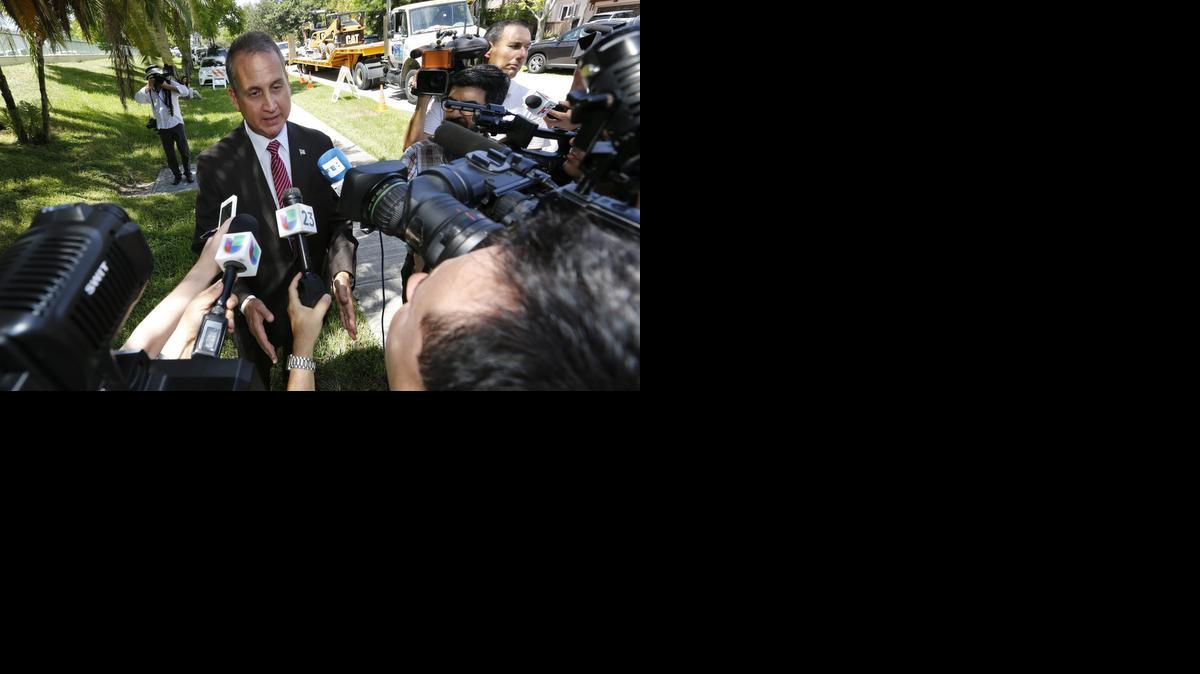 
El congresista norteamericano Mario Diaz-Balart atiende a la prensa a su llegada al funeral en memoria del periodista estadounidenses Steven Sotloff, asesinado a manos del grupo yihadista Estado Islámico (EI), celebrado hoy 5 de septiembre en el templo Beth Am de Pinecrest, Florida, EEUU. 
