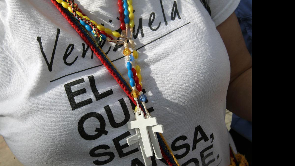 
Una exiliada Venezolana muestra en su camiseta el lema " Venezuela el que se cansa, pierde," durante la concentración que realizaron cientos de venezolanos frente a la estatua de Simon Bolivar en el Bayside del Downtown Miami, para demostrar el repudio al gobierno del Presidente Nicolas Maduro, el sábado, 30 de mayo del 2015. 
