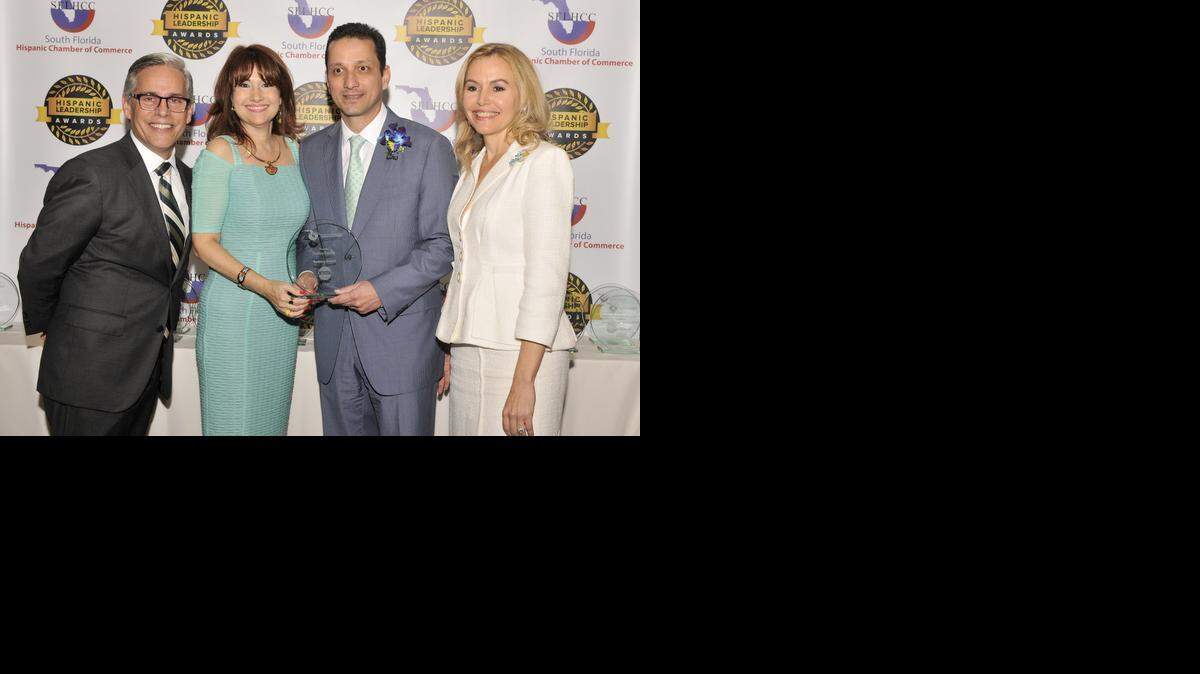 
De izquierda a derecha, Felipe Basulto y Liliam López, de la Cámara de Comercio Hispana del Sur de la Florida, otorgan el premio de Liderazgo Hispano 2015 en la categoría bancaria, a Carlos J. Dávila, Presidente y CEO de US Century Bank, quien aparece junto a su esposa, Vanessa Rodríguez-Mercado, durante la premiación.
