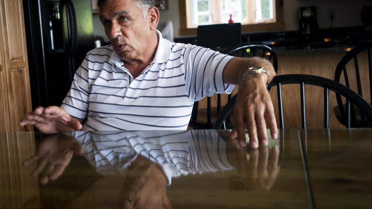 Ariel Quirós, dueño de Jay Peak, sentado en su condominio de Vermont.