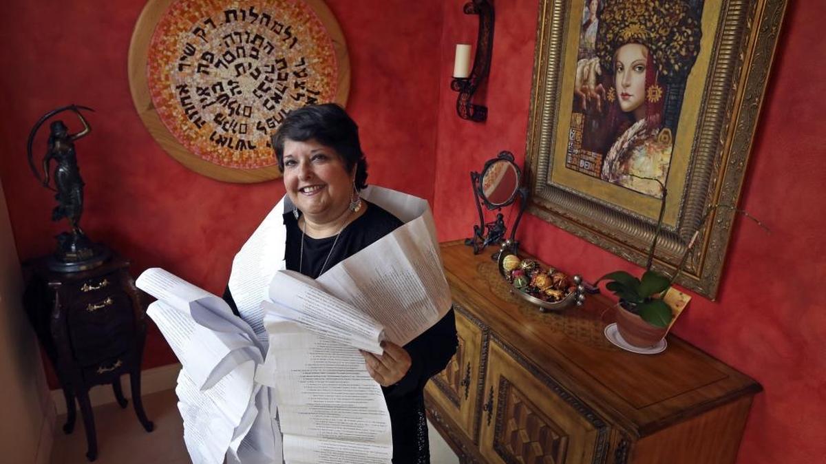 Genie Milgrom en su casa en Pinecrest, envuelta en los documentos del árbol genealógico familiar. Pudo rastrear su ascendencia judía (en un pueblo fronterizo entre España y Portugal) hasta 1405.