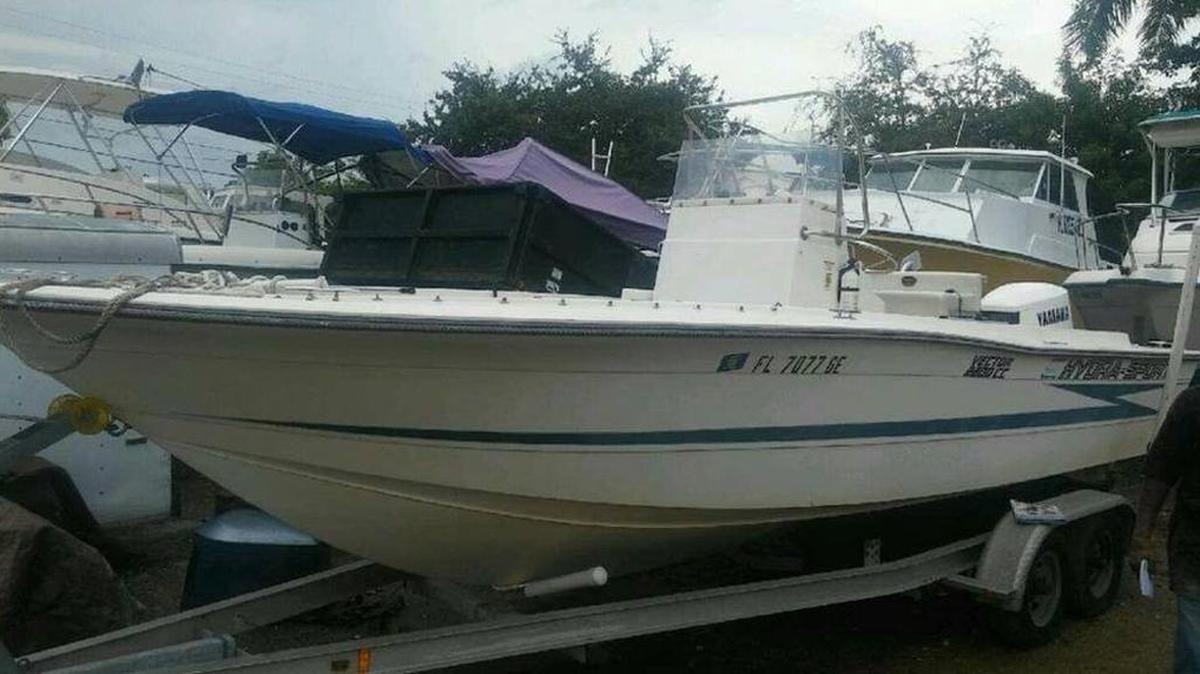 Un bote similar al que utilizaba el hombre que era buscado por la Guardia Costera.