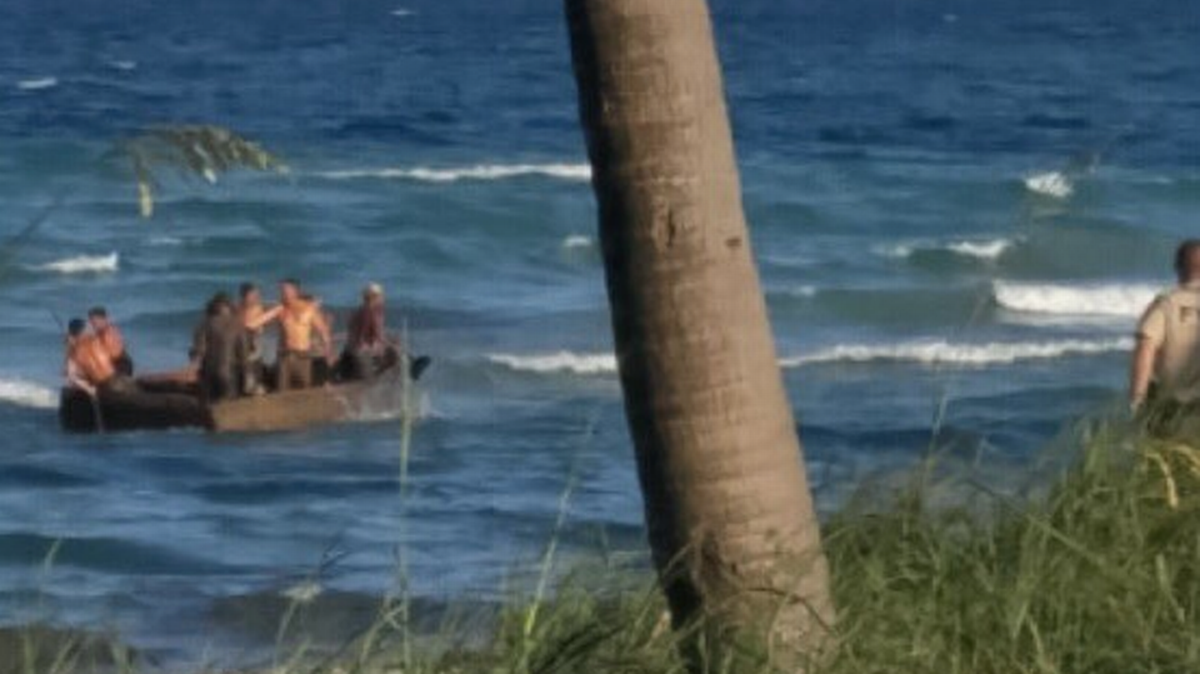 Una frágil balsa con 11 balseros cubanos llegó a las costas de Dania Beach este sábado.