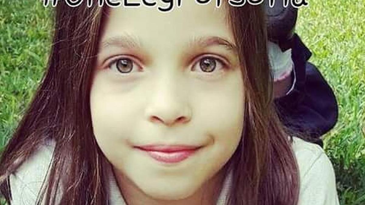 
Sofía Massiani debe someterse a una operación para reparar su cadera y fémur y para ello sus padres necesitan recaudar fondos para esta operación y las tres que le siguen, por eso han creado una campaña en redes sociales para promover las donaciones en la página de GoFundMe. 
