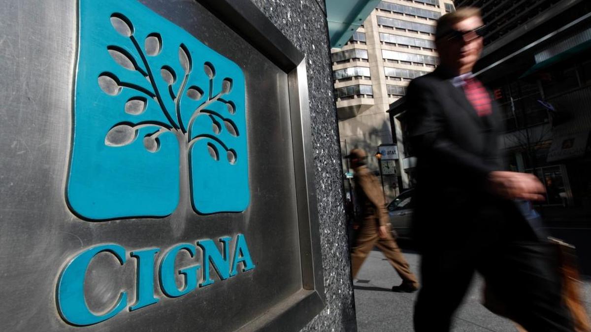 Una persona camina por la calle donde está la sede de la empresa Cigna Corporation, en Filadelfia. Foto de archivo.